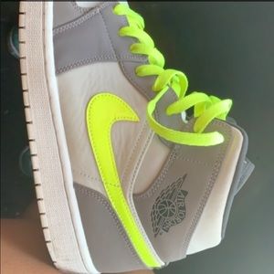 Air Jordan 1 Mid ‘Grey Volt’